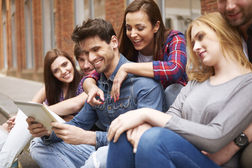 41557279 – group of people sitting on the pavement
